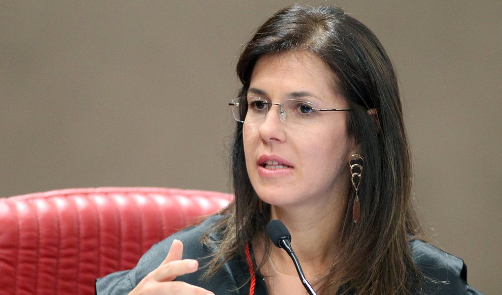 Os ministros do TSE Henrique Neves e Luciana Lóssio fizeram uma palestra para incentivar a participação feminina nas eleições; a Lei das Eleições assegura a reserva de 30% do número de candidaturas para as mulheres, em cada partido político ou coligação; a magistrada, no entanto, alertou que a Justiça Eleitoral estará atenta às "fraudes eleitorais", ou seja, aquelas candidaturas "laranjas" apenas para preencher as vagas estipuladas pela lei; "Nas eleições o TSE passará a considerar fraude lançar candidaturas femininas apenas formalmente, para preencher o quantitativo determinado pela Lei Eleitoral, e não dar suporte a essa participação das mulheres com direito de acesso ao horário eleitoral gratuito no rádio e televisão e ao Fundo Partidário", disse
(Foto: Leonardo Lucena) Os ministros do TSE Henrique Neves e Luciana Lóssio fizeram uma palestra para incentivar a participação feminina nas eleições; a Lei das Eleições assegura a reserva de 30% do número de candidaturas para as mulheres, em cada partido político ou coligação; a magistrada, no entanto, alertou que a Justiça Eleitoral estará atenta às "fraudes eleitorais", ou seja, aquelas candidaturas "laranjas" apenas para preencher as vagas estipuladas pela lei; "Nas eleições o TSE passará a considerar fraude lançar candidaturas femininas apenas formalmente, para preencher o quantitativo determinado pela Lei Eleitoral, e não dar suporte a essa participação das mulheres com direito de acesso ao horário eleitoral gratuito no rádio e televisão e ao Fundo Partidário", disse