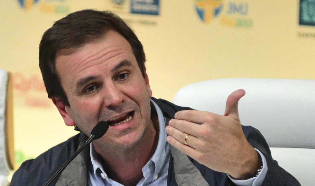Dois dias após pedir "vergonha na cara" ao governo do Rio, comandado interinamente por Francisco Dornelles, o prefeito Eduardo Paes não poupou críticas sobre a segurança, trabalho que, segundo ele, não vem sendo satisfatório por parte do governo estadual; "Esse é o assunto mais sério do Rio, e o estado está fazendo um trabalho terrível, horrível. O governo está falhando completamente em seu trabalho de policiar e cuidar das pessoas", disparou; nesta segunda-feira, policiais civis, militares e bombeiros fizeram um protesto contra falta de pagamentos e de condições de trabalho (Foto: Leonardo Lucena) Dois dias após pedir "vergonha na cara" ao governo do Rio, comandado interinamente por Francisco Dornelles, o prefeito Eduardo Paes não poupou críticas sobre a segurança, trabalho que, segundo ele, não vem sendo satisfatório por parte do governo estadual; "Esse é o assunto mais sério do Rio, e o estado está fazendo um trabalho terrível, horrível. O governo está falhando completamente em seu trabalho de policiar e cuidar das pessoas", disparou; nesta segunda-feira, policiais civis, militares e bombeiros fizeram um protesto contra falta de pagamentos e de condições de trabalho