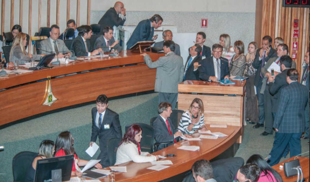 O projeto da Lei de Diretrizes Orçamentárias (LDO), que estima receita de R$ 31,49 bilhões para o Distrito Federal em 2017, foi aprovado em segundo turno pela Câmara Legislativa, última sessão antes do recesso parlamentar; a maior parte do recurso, R$ 21 bilhões, será empregada para bancar a folha de pagamento dos servidores públicos; outros R$ 7,11 bilhões serão destinados ao custeio da máquina pública, a exemplo dos pagamentos de água e energia elétrica; o montante previsto para investimento é de R$ 1,85 bilhão; outros R$ 640 milhões referem-se a fontes menores de receita (Foto: Leonardo Lucena) O projeto da Lei de Diretrizes Orçamentárias (LDO), que estima receita de R$ 31,49 bilhões para o Distrito Federal em 2017, foi aprovado em segundo turno pela Câmara Legislativa, última sessão antes do recesso parlamentar; a maior parte do recurso, R$ 21 bilhões, será empregada para bancar a folha de pagamento dos servidores públicos; outros R$ 7,11 bilhões serão destinados ao custeio da máquina pública, a exemplo dos pagamentos de água e energia elétrica; o montante previsto para investimento é de R$ 1,85 bilhão; outros R$ 640 milhões referem-se a fontes menores de receita