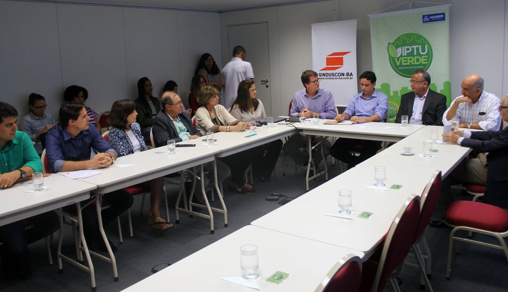 A sede do Sindicato da Indústria da Construção do Estado da Bahia (Sinduscon/BA) recebeu nesta segunda-feira a oficialização de ser o primeiro empreendimento de Salvador certificado pelo IPTU Verde, categoria Ouro; o IPTU Verde é uma certificação destinada à construção sustentável, baseada em cinco pontos estratégicos que envolvem gestão sustentável das águas, eficiência e alternativas energéticas, projeto sustentável, bonificações e emissões de gases do efeito estufa; tendo essas iniciativas aplicadas ao empreendimento, o gestor acumula pontos e a soma desses valores é convertida em desconto no IPTU (Foto: Romulo Faro) A sede do Sindicato da Indústria da Construção do Estado da Bahia (Sinduscon/BA) recebeu nesta segunda-feira a oficialização de ser o primeiro empreendimento de Salvador certificado pelo IPTU Verde, categoria Ouro; o IPTU Verde é uma certificação destinada à construção sustentável, baseada em cinco pontos estratégicos que envolvem gestão sustentável das águas, eficiência e alternativas energéticas, projeto sustentável, bonificações e emissões de gases do efeito estufa; tendo essas iniciativas aplicadas ao empreendimento, o gestor acumula pontos e a soma desses valores é convertida em desconto no IPTU