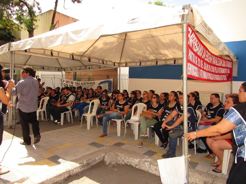 Os trabalhadores da Empresa Brasileira de Serviços Hospitalares (EBSERH) iniciaram ontem(20), greve por tempo indeterminado em todo o país. No Ceará, cerca de cem trabalhadores, que atuam no Hospital Universitário Walter Cantídio (HUWC) e na Maternidade Escola Assis Chateaubriand (MEAC), reuniram-se em frente ao complexo de saúde e debateram a pauta da Campanha Salarial (Foto: Fatima 247) Os trabalhadores da Empresa Brasileira de Serviços Hospitalares (EBSERH) iniciaram ontem(20), greve por tempo indeterminado em todo o país. No Ceará, cerca de cem trabalhadores, que atuam no Hospital Universitário Walter Cantídio (HUWC) e na Maternidade Escola Assis Chateaubriand (MEAC), reuniram-se em frente ao complexo de saúde e debateram a pauta da Campanha Salarial
