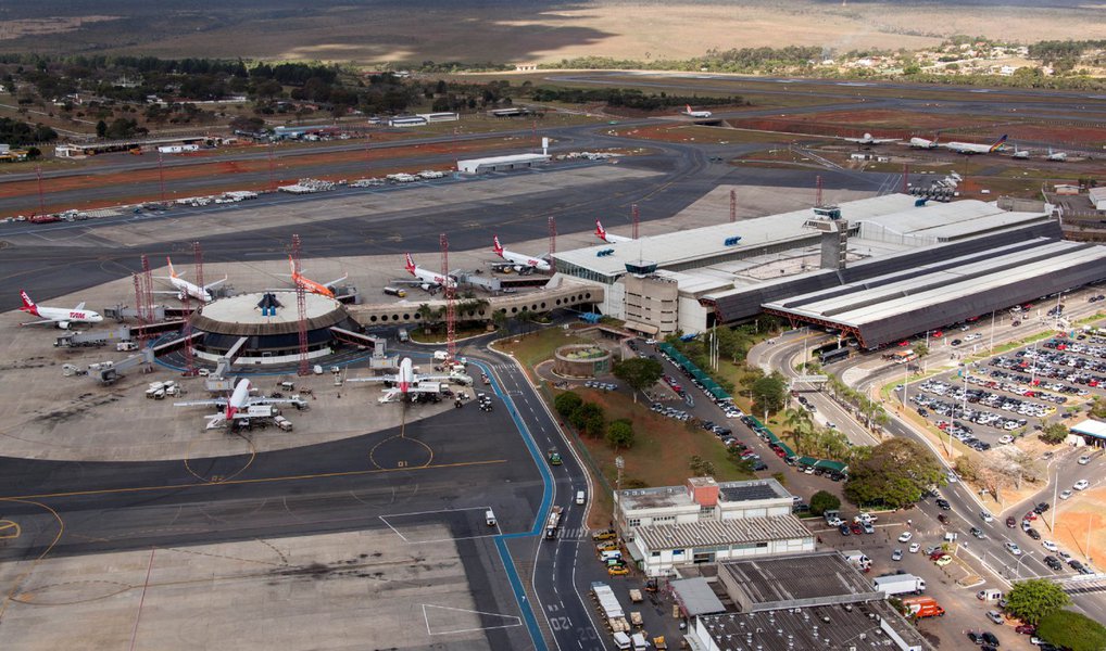 A Agência Nacional de Aviação Civil (Anac) aprovou o reajuste das tarifas do Aeroporto Internacional de Brasília; os tetos das tarifas de embarque e conexão de passageiros, de pouso e permanência de aeronaves foram reajustados em 8,0281% e os tetos das tarifas de armazenagem e capatazia de cargas foram reajustados em 8,8%; as novas tarifas poderão ser praticadas somente 30 dias após a divulgação pela concessionária (Foto: Leonardo Lucena) A Agência Nacional de Aviação Civil (Anac) aprovou o reajuste das tarifas do Aeroporto Internacional de Brasília; os tetos das tarifas de embarque e conexão de passageiros, de pouso e permanência de aeronaves foram reajustados em 8,0281% e os tetos das tarifas de armazenagem e capatazia de cargas foram reajustados em 8,8%; as novas tarifas poderão ser praticadas somente 30 dias após a divulgação pela concessionária