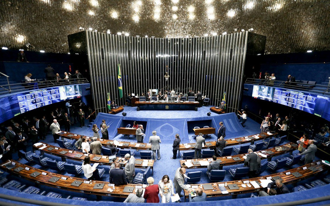 Fernando Gonzaga Jayme e Renato Nascimento Pena avaliam que o processo de impeachment de Dilma Rousseff, "dividindo a decisão do impeachment em duas votações é tão grave que causa nulidade absoluta da decisão proferida pelo Senado"; "A primeira questão a considerar é que a divisão do julgamento em dois quesitos não guarda correspondência com o texto constitucional", diz o texto; segundo a análise, "a sociedade brasileira, portanto, tem no Supremo Tribunal Federal a esperança" resgatar a Democracia
(Foto: Leonardo Lucena) Fernando Gonzaga Jayme e Renato Nascimento Pena avaliam que o processo de impeachment de Dilma Rousseff, "dividindo a decisão do impeachment em duas votações é tão grave que causa nulidade absoluta da decisão proferida pelo Senado"; "A primeira questão a considerar é que a divisão do julgamento em dois quesitos não guarda correspondência com o texto constitucional", diz o texto; segundo a análise, "a sociedade brasileira, portanto, tem no Supremo Tribunal Federal a esperança" resgatar a Democracia
