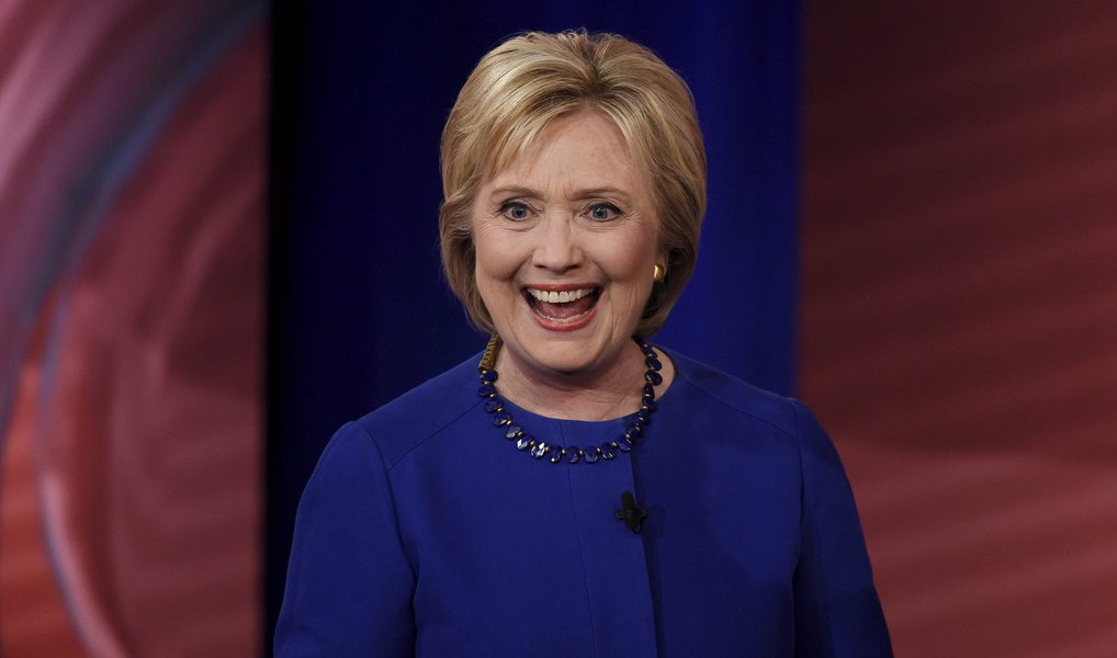 A ex-secretária de Estado Hillary Clinton se tornou oficialmente a candidata do Partido Democrata à presidência dos EUA nesta terça (26), após os delegados do partido Democrata votarem na convenção nacional na Filadélfia, Pensilvânia; Hillary é a primeira mulher a concorrer à presidência por um dos dois maiores partidos do país; no total, Hillary tinha conquistado 2.842 votos, contra 1.865 de Sanders; na eleição de 8 de novembro Hillary irá concorrer ao lado do vice, o senador e ex-governador de Virginia Tim Kaine, contra a chapa republicana de Donald Trump e seu vice, o governador de Indiana Mike Pence (Foto: Valter Lima) A ex-secretária de Estado Hillary Clinton se tornou oficialmente a candidata do Partido Democrata à presidência dos EUA nesta terça (26), após os delegados do partido Democrata votarem na convenção nacional na Filadélfia, Pensilvânia; Hillary é a primeira mulher a concorrer à presidência por um dos dois maiores partidos do país; no total, Hillary tinha conquistado 2.842 votos, contra 1.865 de Sanders; na eleição de 8 de novembro Hillary irá concorrer ao lado do vice, o senador e ex-governador de Virginia Tim Kaine, contra a chapa republicana de Donald Trump e seu vice, o governador de Indiana Mike Pence