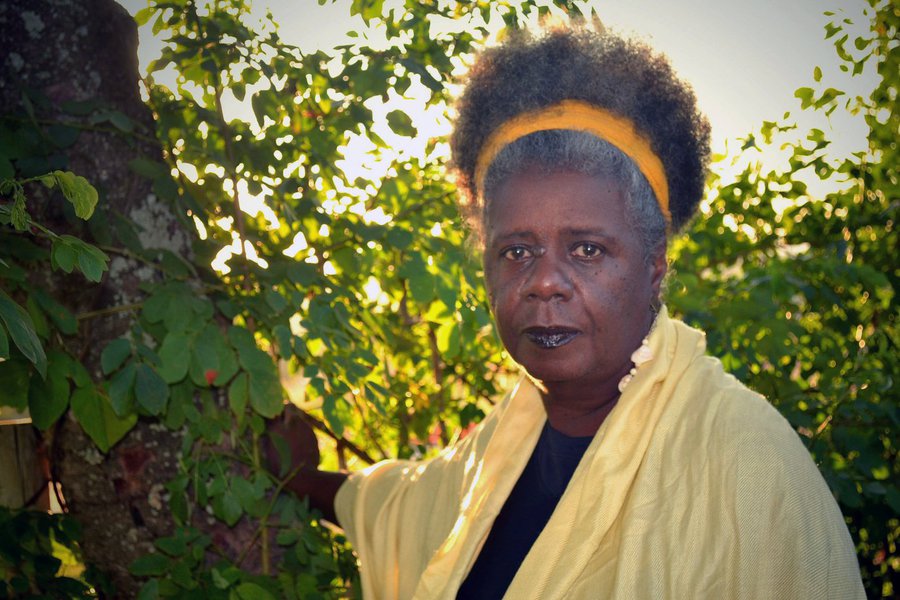 Ausência de escritores negros na mesa principal da Festa Literária Internacional de Paraty (Flip) foi motivo de críticas ao evento nas ruas do centro histórico de Paraty e também nas mesas alternativas do evento; escritora Conceição Evaristo apresentou suas críticas diretamente ao curador da festa, Paulo Werneck, que estava na plateia; "Se não lemos todos os passos criativos da nação, estamos lendo uma nação em pedaços, estamos lendo uma nação incompleta", afirmou Conceição; Werneck já havia comentado o assunto e afirmado que a organização tentou convidar autores negros e não conseguiu trazê-los (Foto: Paulo Emílio) Ausência de escritores negros na mesa principal da Festa Literária Internacional de Paraty (Flip) foi motivo de críticas ao evento nas ruas do centro histórico de Paraty e também nas mesas alternativas do evento; escritora Conceição Evaristo apresentou suas críticas diretamente ao curador da festa, Paulo Werneck, que estava na plateia; "Se não lemos todos os passos criativos da nação, estamos lendo uma nação em pedaços, estamos lendo uma nação incompleta", afirmou Conceição; Werneck já havia comentado o assunto e afirmado que a organização tentou convidar autores negros e não conseguiu trazê-los