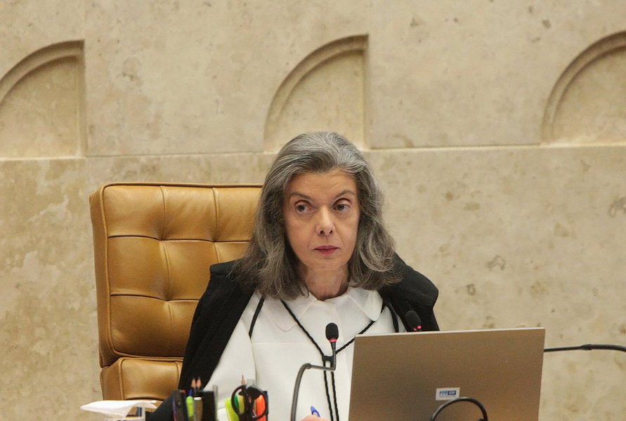 Na primeira sessão de julgamento inteiramente pautada e presidida pela ministra Carmen Lúcia após ter assumido o comando do Supremo Tribunal Federal (STF) na última segunda-feira, Carmen Lúcia disse nesta quarta-feira que há "enorme preconceito contra as mulheres" no Brasil, em especial no mundo do trabalho; "Temos uma sociedade preconceituosa em vários temas, fascista em vários temas, e especialmente no caso da mulher, muito preconceituosa", disse a ministra (Foto: Romulo Faro) Na primeira sessão de julgamento inteiramente pautada e presidida pela ministra Carmen Lúcia após ter assumido o comando do Supremo Tribunal Federal (STF) na última segunda-feira, Carmen Lúcia disse nesta quarta-feira que há "enorme preconceito contra as mulheres" no Brasil, em especial no mundo do trabalho; "Temos uma sociedade preconceituosa em vários temas, fascista em vários temas, e especialmente no caso da mulher, muito preconceituosa", disse a ministra