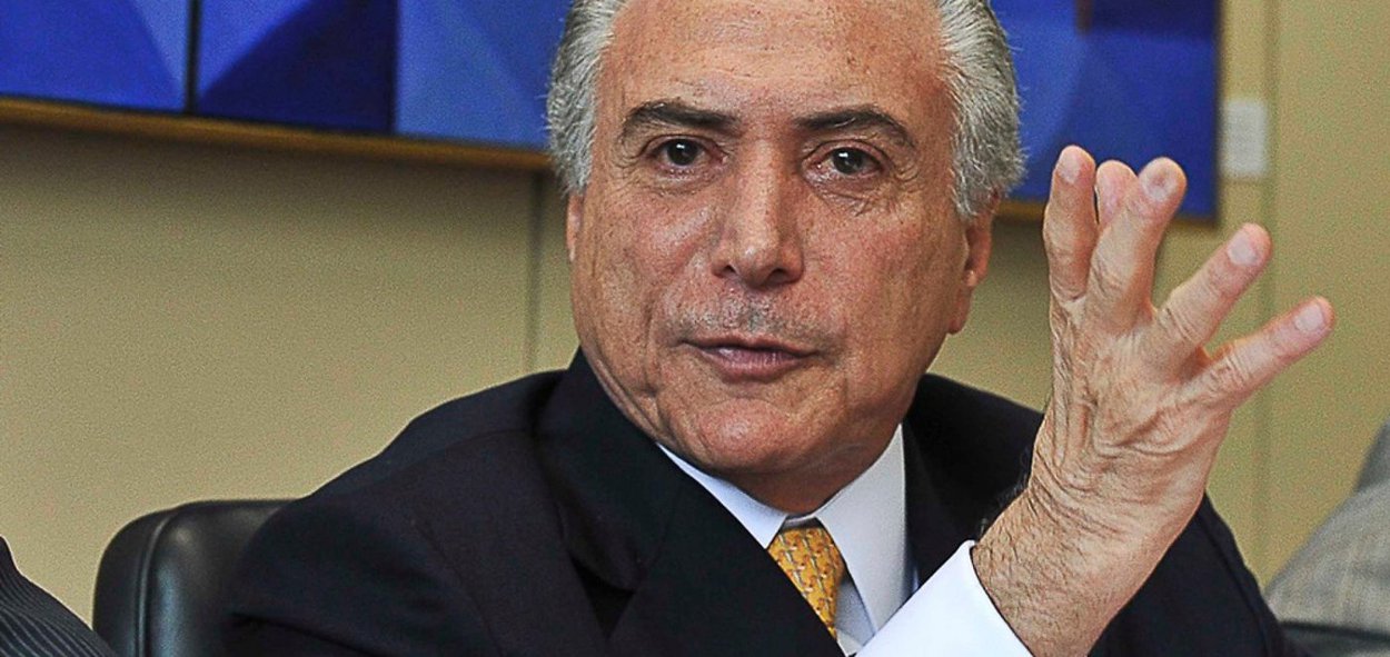 Ao The Wall Street Journal, Michel Temer tentou convencer os investidores de que a crise política está sendo superada e agora o País está pronto para receber investimentos; matéria traz como título "presidente brasileiro declara o Brasil aberto a negócios"; para o jornal, no entanto, se Temer "é o homem para restaurar a calma à política tensa e tumultuada do Brasil permanece uma questão em aberto", pois foi recebido "com manifestações de rua hostis" e "repetidamente vaiado em aparições"; jornal diz que o peemedebista é visto "visto com desconfiança por muitos brasileiros, já irritados com as medidas de austeridade defendidas por um homem que não elegeram como presidente" (Foto: Leonardo Lucena) Ao The Wall Street Journal, Michel Temer tentou convencer os investidores de que a crise política está sendo superada e agora o País está pronto para receber investimentos; matéria traz como título "presidente brasileiro declara o Brasil aberto a negócios"; para o jornal, no entanto, se Temer "é o homem para restaurar a calma à política tensa e tumultuada do Brasil permanece uma questão em aberto", pois foi recebido "com manifestações de rua hostis" e "repetidamente vaiado em aparições"; jornal diz que o peemedebista é visto "visto com desconfiança por muitos brasileiros, já irritados com as medidas de austeridade defendidas por um homem que não elegeram como presidente"