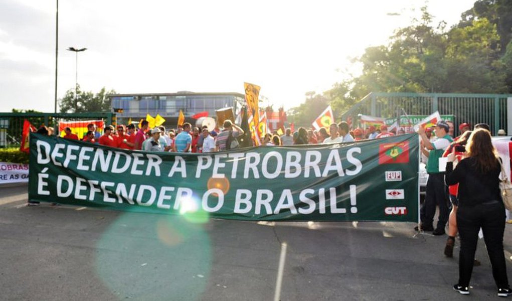 O Sindicato dos Petroleiros do Rio Grande do Sul promove um ato em frente à Refinaria Alberto Pasqualini (Refap), em Canoas, contra a política de desmonte da Petrobras patrocinada pelo governo interino de Michel Temer; a atividade integra o Dia Nacional de Luta da categoria e, além da situação da empresa, debaterá as pendências do Acordo Coletivo de Trabalho 2015-2017; na avaliação do sindicato, o novo presidente da Petrobras, Pedro Parente, vem usando a falsa justificativa de que a venda de ativos é a solução para salvar a empresa, quando o que pretende, na verdade, é acelerar o desmonte da mesma (Foto: Leonardo Lucena) O Sindicato dos Petroleiros do Rio Grande do Sul promove um ato em frente à Refinaria Alberto Pasqualini (Refap), em Canoas, contra a política de desmonte da Petrobras patrocinada pelo governo interino de Michel Temer; a atividade integra o Dia Nacional de Luta da categoria e, além da situação da empresa, debaterá as pendências do Acordo Coletivo de Trabalho 2015-2017; na avaliação do sindicato, o novo presidente da Petrobras, Pedro Parente, vem usando a falsa justificativa de que a venda de ativos é a solução para salvar a empresa, quando o que pretende, na verdade, é acelerar o desmonte da mesma