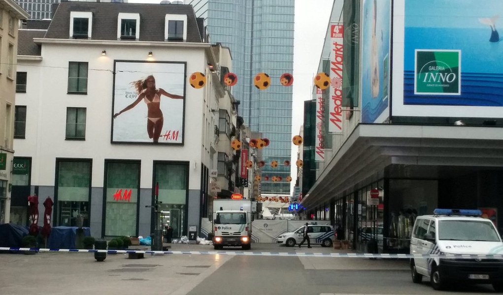 Terrorista suspeito foi detido na sequência de uma ameaça de bomba em um prédio comercial localizado no centro de Bruxelas; de acordo com o primeiro-ministro belga, Charles Michel, a situação é "muito séria"; a área do centro comercial City 2 está cercada pala polícia e os bombeiros ficam no local, de acordo com a emissora (Foto: Roberta Namour) Terrorista suspeito foi detido na sequência de uma ameaça de bomba em um prédio comercial localizado no centro de Bruxelas; de acordo com o primeiro-ministro belga, Charles Michel, a situação é "muito séria"; a área do centro comercial City 2 está cercada pala polícia e os bombeiros ficam no local, de acordo com a emissora