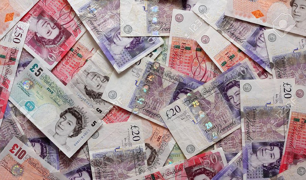 Títulos de dez anos do governo britânico caíram abaixo de 1%pela primeira vez na história e a libra chegou à mínima em 31 anos frente ao dólar, conforme investidores apostavam que a votação britânica para deixar a União Eurpeia (UE) vai provocar um corte nos juros pelo banco central britânico; libra caiu mais de 3% ante o dólar, chegando à mínima em 31 anos de US$ 1,3221 (Foto: Paulo Emílio) Títulos de dez anos do governo britânico caíram abaixo de 1%pela primeira vez na história e a libra chegou à mínima em 31 anos frente ao dólar, conforme investidores apostavam que a votação britânica para deixar a União Eurpeia (UE) vai provocar um corte nos juros pelo banco central britânico; libra caiu mais de 3% ante o dólar, chegando à mínima em 31 anos de US$ 1,3221