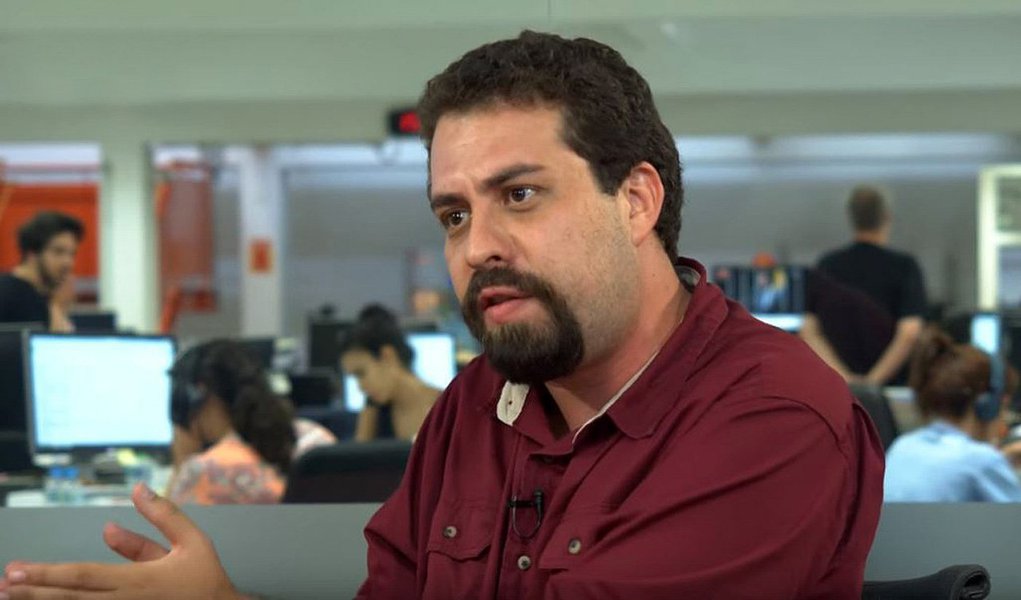“Nenhum depoimento até então apontou a presidente como recebedora de propinas. Já Temer, em apenas um mês de governo, tem o nome diretamente ligado ao esquema. O ambiente é de corrosão”, diz o líder do MTST, Guilherme Boulos; “não custa lembrar que por muito menos que isso, Lula foi conduzido coercitivamente pela Polícia Federal. E Dilma –sob o fraco pretexto das pedaladas– destituída da Presidência da República mediante um golpe parlamentar” (Foto: Roberta Namour) “Nenhum depoimento até então apontou a presidente como recebedora de propinas. Já Temer, em apenas um mês de governo, tem o nome diretamente ligado ao esquema. O ambiente é de corrosão”, diz o líder do MTST, Guilherme Boulos; “não custa lembrar que por muito menos que isso, Lula foi conduzido coercitivamente pela Polícia Federal. E Dilma –sob o fraco pretexto das pedaladas– destituída da Presidência da República mediante um golpe parlamentar”