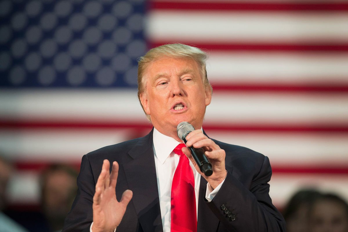 A menos de um mês das eleições presidenciais dos Estados Unidos, a campanha de Donald Trump entra em sua maior crise desde o início da corrida eleitoral; dezenas de líderes do Partido Republicano têm retirado o apoio à sua candidatura e fazem pressão para que ele renuncie e dê lugar ao candidato a vice-presidente da chapa republicana, Mike Pence; Trump afirmou que não vai renunciar; crise coincide com a realização, na noite deste domingo, de um debate entre o republicano e a candidata democrata, Hillary Clinton, um dos momentos mais esperados da corrida eleitoral para a presidência dos Estados Unidos (Foto: Romulo Faro) A menos de um mês das eleições presidenciais dos Estados Unidos, a campanha de Donald Trump entra em sua maior crise desde o início da corrida eleitoral; dezenas de líderes do Partido Republicano têm retirado o apoio à sua candidatura e fazem pressão para que ele renuncie e dê lugar ao candidato a vice-presidente da chapa republicana, Mike Pence; Trump afirmou que não vai renunciar; crise coincide com a realização, na noite deste domingo, de um debate entre o republicano e a candidata democrata, Hillary Clinton, um dos momentos mais esperados da corrida eleitoral para a presidência dos Estados Unidos