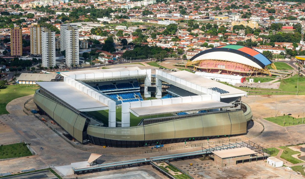Juíza Célia Regina Vidotti, da Vara de Ação Civil Pública do Mato Grosso, determinou o bloqueio de R$ 28,5 milhões da empreiteira Mendes Júnior, até que as obras da construção da Arena Pantanal, em Cuiabá, sejam retomadas e finalizadas; construtora alega que os problemas verificados no equipamento seriam fruto da má conservação, do uso inadequado e da falta de manutenção; arena, que foi entregue há dois anos, necessita de reparos elétricos e hidráulicos, troca de pisos, dentre outros pontos; empreendimento custou cerca de R$ 700 milhões (Foto: Paulo Emílio) Juíza Célia Regina Vidotti, da Vara de Ação Civil Pública do Mato Grosso, determinou o bloqueio de R$ 28,5 milhões da empreiteira Mendes Júnior, até que as obras da construção da Arena Pantanal, em Cuiabá, sejam retomadas e finalizadas; construtora alega que os problemas verificados no equipamento seriam fruto da má conservação, do uso inadequado e da falta de manutenção; arena, que foi entregue há dois anos, necessita de reparos elétricos e hidráulicos, troca de pisos, dentre outros pontos; empreendimento custou cerca de R$ 700 milhões