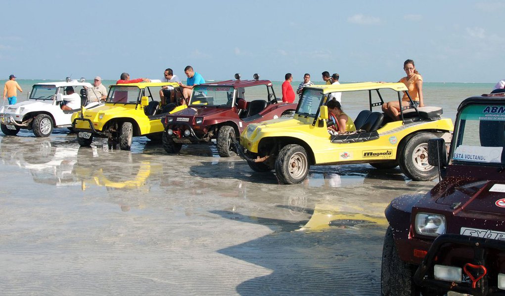 Operação do Instituto Chico Mendes de Conservação da Biodiversidade (ICMBio) para coibir a circulação de veículos automotores nas praias de Maragogi, inseridas na Área de Proteção Ambiental (APA) Costa dos Corais, multou condutores e apreendeu veículos do tipo Buggy; ação contou com o apoio da Polícia Federal (PF), Batalhão de Polícia Ambiental (BPA) e do Instituto do Meio Ambiente de Alagoas (IMA) (Foto: Voney Malta) Operação do Instituto Chico Mendes de Conservação da Biodiversidade (ICMBio) para coibir a circulação de veículos automotores nas praias de Maragogi, inseridas na Área de Proteção Ambiental (APA) Costa dos Corais, multou condutores e apreendeu veículos do tipo Buggy; ação contou com o apoio da Polícia Federal (PF), Batalhão de Polícia Ambiental (BPA) e do Instituto do Meio Ambiente de Alagoas (IMA)