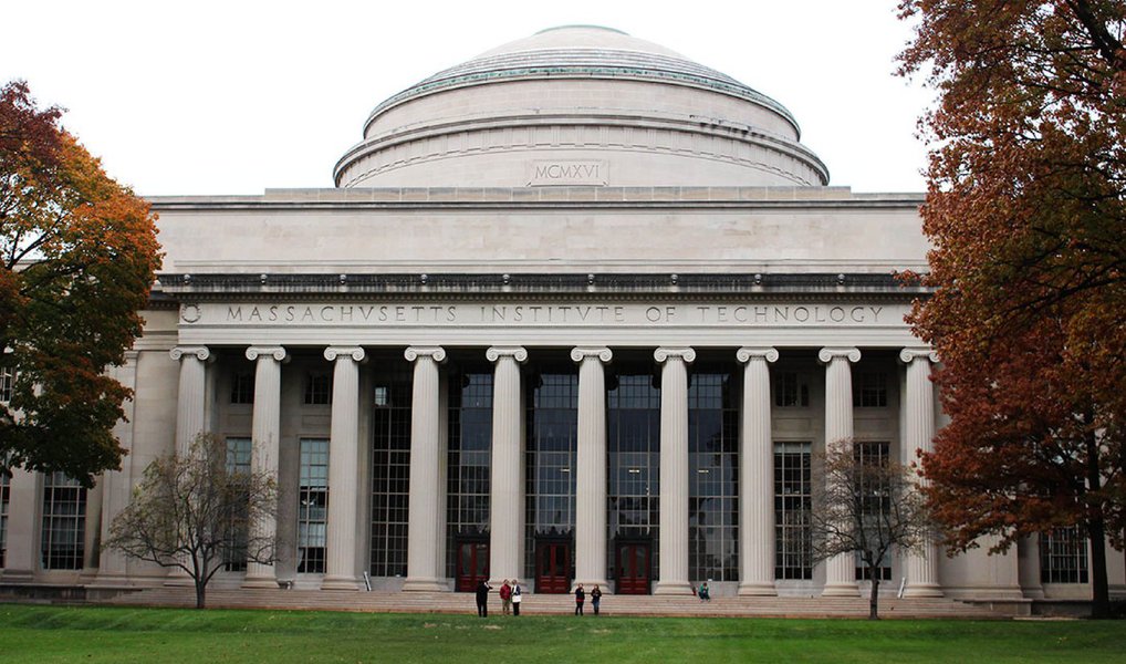 Um ano atrás, a vida de João Vitor Chaves Silva estava para mudar; ele havia sido escolhido por uma peneira para estudar no Massachusetts Institute of Technology (MIT) - Instituto de Tecnologia de Massachusetts, em português -, mas não tinha meios para ir; ele resolveu então tomar uma atitude corajosa e tentar financiar sua ida e estudos através de um crowdfunding (Foto: Leonardo Lucena) Um ano atrás, a vida de João Vitor Chaves Silva estava para mudar; ele havia sido escolhido por uma peneira para estudar no Massachusetts Institute of Technology (MIT) - Instituto de Tecnologia de Massachusetts, em português -, mas não tinha meios para ir; ele resolveu então tomar uma atitude corajosa e tentar financiar sua ida e estudos através de um crowdfunding