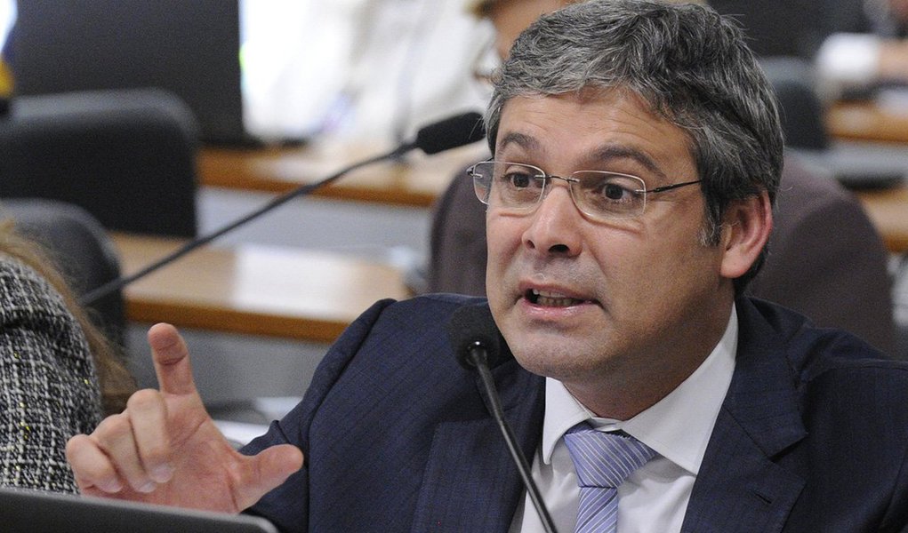 Líder da oposição no Senado, Lindbergh Farias (PT-RJ) classificou como “uma incoerência completa” o anúncio da meta fiscal deficitária em R$ 139 bilhões do governo central em 2017; para ele, trata-se de um rombo de R$ 194 bilhões, ainda maior que o deste ano, já que são contabilizados R$ 55 bilhões de receitas com privatizações de empresas públicas e concessões de ativos, como campos de petróleo (Foto: Roberta Namour) Líder da oposição no Senado, Lindbergh Farias (PT-RJ) classificou como “uma incoerência completa” o anúncio da meta fiscal deficitária em R$ 139 bilhões do governo central em 2017; para ele, trata-se de um rombo de R$ 194 bilhões, ainda maior que o deste ano, já que são contabilizados R$ 55 bilhões de receitas com privatizações de empresas públicas e concessões de ativos, como campos de petróleo