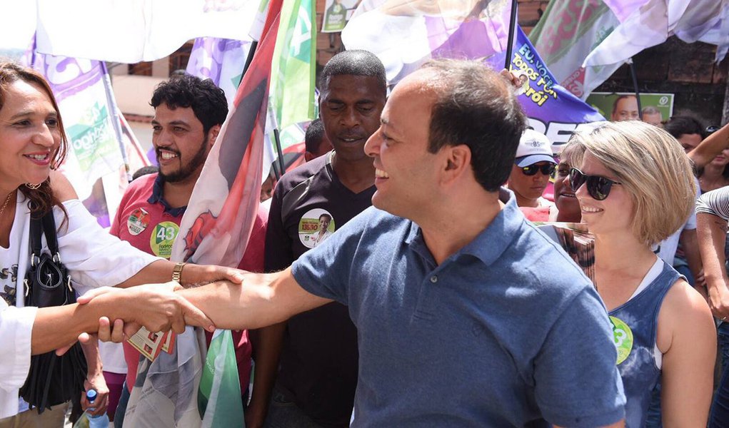 O prefeito de Niterói e candidato à reeleição, Rodrigo Neves (PV), lidera as intenções de voto, com 42,5%, seguido por Felipe Peixoto (PSB), com 23,5%; em terceiro lugar está Flávio Serafini (Psol), com 9,4%; ne segundo turno, Neves venceria Peixoto por 47,8% a 29,7%, e Sarafini por 51,8% a 23,1%; Neves também lidera o índice de rejeição, com 32,6%; segundo o levantamento, 55,4% aprovam a gestão municipal; para 44,1%, a violência é o principal problema da cidade; de acordo com o levantamento, 64,1% do município desaprovam o governo de Michel Temer, e 70,6% não aprovam o governo Francisco Dornelles
(Foto: Leonardo Lucena) O prefeito de Niterói e candidato à reeleição, Rodrigo Neves (PV), lidera as intenções de voto, com 42,5%, seguido por Felipe Peixoto (PSB), com 23,5%; em terceiro lugar está Flávio Serafini (Psol), com 9,4%; ne segundo turno, Neves venceria Peixoto por 47,8% a 29,7%, e Sarafini por 51,8% a 23,1%; Neves também lidera o índice de rejeição, com 32,6%; segundo o levantamento, 55,4% aprovam a gestão municipal; para 44,1%, a violência é o principal problema da cidade; de acordo com o levantamento, 64,1% do município desaprovam o governo de Michel Temer, e 70,6% não aprovam o governo Francisco Dornelles