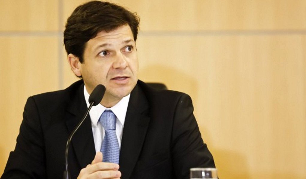 Candidato à reeleição, o atual prefeito do Recife e secretário nacional do PSB, Geraldo Julio, e rechaçou qualquer tentativa de reatar a aliança histórica que o partido mantinha com o PT e que acabou em 2012; "Nossa posição política tanto aqui no Recife quanto nacionalmente é de oposição ao PT", afirmou; declaração veio na esteira do aceno feito pelo ex-prefeito João Paulo (PT), seu adversário na disputa municipal. que disse em entrevista à imprensa que achava ser "possível uma reaproximação entre PT e PSB no Estado" (Foto: Paulo Emílio) Candidato à reeleição, o atual prefeito do Recife e secretário nacional do PSB, Geraldo Julio, e rechaçou qualquer tentativa de reatar a aliança histórica que o partido mantinha com o PT e que acabou em 2012; "Nossa posição política tanto aqui no Recife quanto nacionalmente é de oposição ao PT", afirmou; declaração veio na esteira do aceno feito pelo ex-prefeito João Paulo (PT), seu adversário na disputa municipal. que disse em entrevista à imprensa que achava ser "possível uma reaproximação entre PT e PSB no Estado"