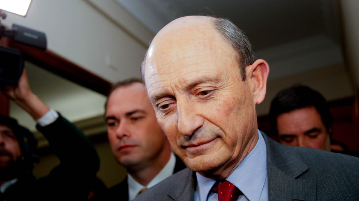 Ex-comandante do Exército chileno Juan Emilio Cheyre foi preso acusado de cumplicidade na morte de 15 pessoas em 1973, durante a ditadura de Augusto Pinochet (1973-1990); além dele, outros oito ex-oficiais foram levados ao primeiro regimento de polícia da capital, Santiago; as 15 mortes, ocorridas no regimento "Arica" na cidade de La Serena (norte) em 1973, foram parte da chamada "Caravana da Morte", ação de extermínio criada após o golpe que levou Pinochet ao poder no mesmo an (Foto: Paulo Emílio) Ex-comandante do Exército chileno Juan Emilio Cheyre foi preso acusado de cumplicidade na morte de 15 pessoas em 1973, durante a ditadura de Augusto Pinochet (1973-1990); além dele, outros oito ex-oficiais foram levados ao primeiro regimento de polícia da capital, Santiago; as 15 mortes, ocorridas no regimento "Arica" na cidade de La Serena (norte) em 1973, foram parte da chamada "Caravana da Morte", ação de extermínio criada após o golpe que levou Pinochet ao poder no mesmo an