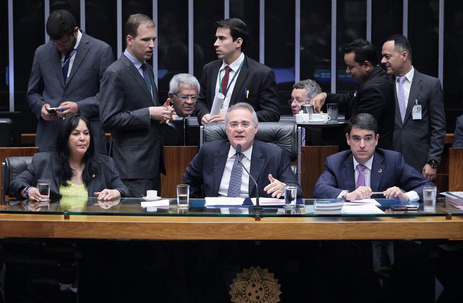 Para a realização do Enem, foram alocados R$ 400,9 milhões; já para o pagamento aos bancos pela intermediação dos empréstimos do Fies serão R$ 702,5 milhões vindos da Reserva de Contingência Financeira; matéria irá à sanção presidencial; votação acelerada de recursos para a educação, em sessão presidida por Renan Calheiros (PMDB-AL), causou polêmica e protestos de deputados da oposição (Foto: Gisele Federicce) Para a realização do Enem, foram alocados R$ 400,9 milhões; já para o pagamento aos bancos pela intermediação dos empréstimos do Fies serão R$ 702,5 milhões vindos da Reserva de Contingência Financeira; matéria irá à sanção presidencial; votação acelerada de recursos para a educação, em sessão presidida por Renan Calheiros (PMDB-AL), causou polêmica e protestos de deputados da oposição