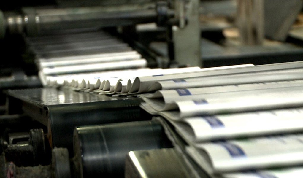 Números do Instituto Verificador de Circulação (IVC) apontam que a Folha teve uma queda de aproximadamente um terço de sua circulação impressa em apenas três anos, “O jornal que duas décadas atrás se orgulhava de tirar 1,5 milhão de exemplares aos domingos, hoje apresenta uma circulação impressa de meros 166 mil exemplares diários, queda que se acentuou na gestão de Sérgio Dávila à frente da redação. Neste ritmo, dentro de dez anos a Folha deixa de existir na versão impressa”, diz Raymundo Gomes, do DCM (Foto: Roberta Namour) Números do Instituto Verificador de Circulação (IVC) apontam que a Folha teve uma queda de aproximadamente um terço de sua circulação impressa em apenas três anos, “O jornal que duas décadas atrás se orgulhava de tirar 1,5 milhão de exemplares aos domingos, hoje apresenta uma circulação impressa de meros 166 mil exemplares diários, queda que se acentuou na gestão de Sérgio Dávila à frente da redação. Neste ritmo, dentro de dez anos a Folha deixa de existir na versão impressa”, diz Raymundo Gomes, do DCM