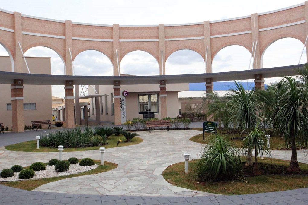 Centro de Referência e Excelência em Dependência Química (Credeq) Jamil Issy, em Aparecida de Goiânia, será inaugurado na manhã desta quinta-feira; Pponeiro no País, o projeto visa o atendimento gratuito às vítimas do consumo de álcool, do crack e de outras drogas; para o governador Marconi Perillo, o Credeq será uma vitrine; “Será uma revolução para o tratamento e recuperação de dependentes químicos. A unidade é uma providência real para que o tratamento seja feito com excelência. Aliviará o sofrimento de muitas mães e pais e devolverá a dignidade a uma parcela significativa da sociedade” (Foto: José Barbacena) Centro de Referência e Excelência em Dependência Química (Credeq) Jamil Issy, em Aparecida de Goiânia, será inaugurado na manhã desta quinta-feira; Pponeiro no País, o projeto visa o atendimento gratuito às vítimas do consumo de álcool, do crack e de outras drogas; para o governador Marconi Perillo, o Credeq será uma vitrine; “Será uma revolução para o tratamento e recuperação de dependentes químicos. A unidade é uma providência real para que o tratamento seja feito com excelência. Aliviará o sofrimento de muitas mães e pais e devolverá a dignidade a uma parcela significativa da sociedade”