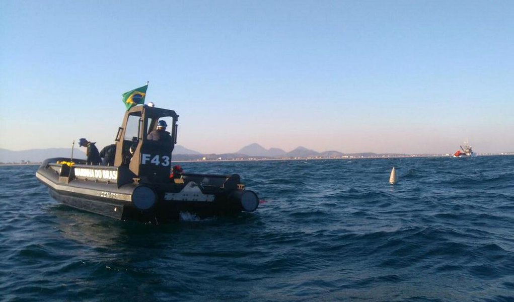 A Marinha entrou no terceiro dia de buscas pelo piloto desaparecido no acidente aére; até agora, segundo nota divulgada à imprensa, nada foi encontrado; o piloto desapareceu no mar depois que duas aeronaves AF-1B Skyhawk colidiram durante um exercício, a 100 quilômetros da costa, próximo ao município de Saquarema, na Região dos Lagos do Rio de Janeiro; o outro piloto envolvido no acidente conseguiu retornar à Base Naval de São Pedro da Aldeia em segurança
(Foto: Leonardo Lucena)
A Marinha entrou no terceiro dia de buscas pelo piloto desaparecido no acidente aére; até agora, segundo nota divulgada à imprensa, nada foi encontrado; o piloto desapareceu no mar depois que duas aeronaves AF-1B Skyhawk colidiram durante um exercício, a 100 quilômetros da costa, próximo ao município de Saquarema, na Região dos Lagos do Rio de Janeiro; o outro piloto envolvido no acidente conseguiu retornar à Base Naval de São Pedro da Aldeia em segurança