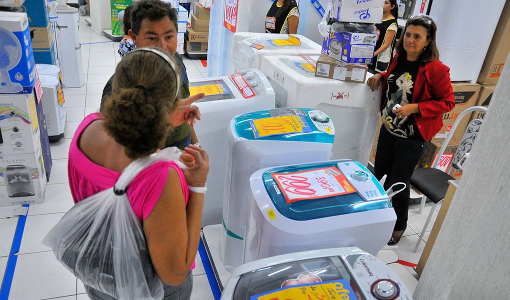 Intenção de Consumo das Famílias (ICF), medida pela Confederação Nacional do Comércio de Bens, Serviços e Turismo (CNC), cresceu 4,1% na passagem de agosto para setembro deste ano; na comparação com setembro de 2015, no entanto, o indicador teve queda de 9,6%, a 45ª consecutiva neste tipo de comparação (Foto: Paulo Emílio) Intenção de Consumo das Famílias (ICF), medida pela Confederação Nacional do Comércio de Bens, Serviços e Turismo (CNC), cresceu 4,1% na passagem de agosto para setembro deste ano; na comparação com setembro de 2015, no entanto, o indicador teve queda de 9,6%, a 45ª consecutiva neste tipo de comparação