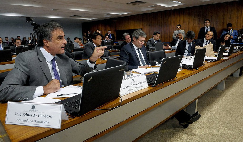 Advogado José Eduardo Cardozo, que defende a presidenta afastada Dilma Rousseff no processo de impeachment, confirmou que apresentará recurso para que as testemunhas tenham mais tempo para responder aos questionamentos dos senadores na comissão; senadores aliados da presidente eleita reclamam que o tempo de três minutos concedido às testemunhas para responder aos questionamentos não é suficiente (Foto: Aquiles Lins) Advogado José Eduardo Cardozo, que defende a presidenta afastada Dilma Rousseff no processo de impeachment, confirmou que apresentará recurso para que as testemunhas tenham mais tempo para responder aos questionamentos dos senadores na comissão; senadores aliados da presidente eleita reclamam que o tempo de três minutos concedido às testemunhas para responder aos questionamentos não é suficiente