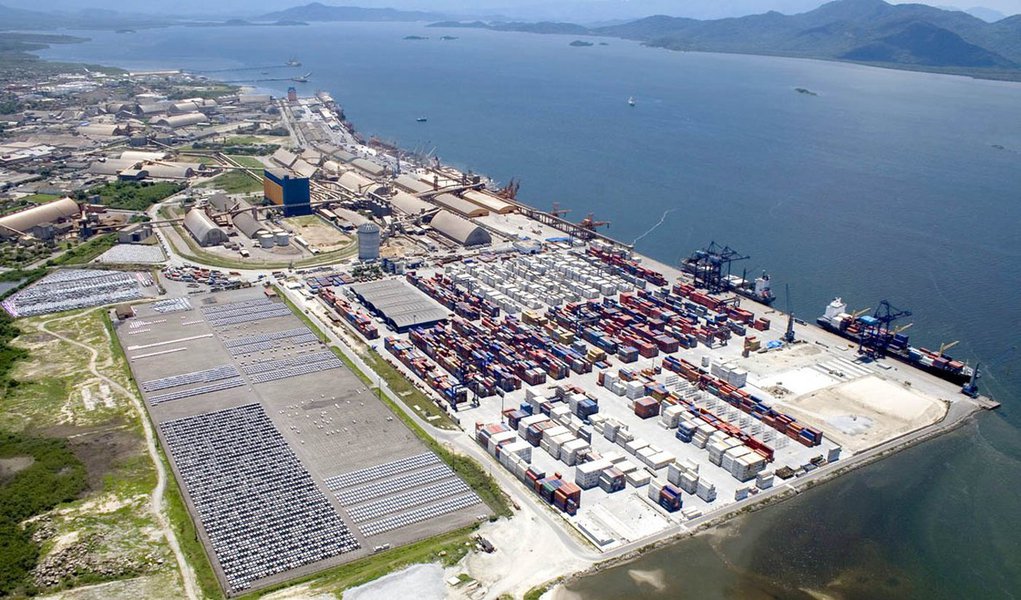 A Administração dos Portos de Paranaguá e Antonina (Appa) anunciou investimentos privados de R$ 5,1 bilhões nos dois portos; os projetos, que incluem novos terminais e arrendamentos, renovações de contratos e rearrendamentos de áreas públicas, foram detalhados pela Appa para representantes do setor produtivo, agricultura, a indústria, o comércio e instituições financeiras; o plano de investimentos previstos pela Appa para os portos do Paraná prevê um cenário até 2030; neste período, a demanda de movimentação de cargas no Paraná deverá saltar das atuais 45 milhões de toneladas para 83 milhões de toneladas (Foto: Leonardo Lucena) A Administração dos Portos de Paranaguá e Antonina (Appa) anunciou investimentos privados de R$ 5,1 bilhões nos dois portos; os projetos, que incluem novos terminais e arrendamentos, renovações de contratos e rearrendamentos de áreas públicas, foram detalhados pela Appa para representantes do setor produtivo, agricultura, a indústria, o comércio e instituições financeiras; o plano de investimentos previstos pela Appa para os portos do Paraná prevê um cenário até 2030; neste período, a demanda de movimentação de cargas no Paraná deverá saltar das atuais 45 milhões de toneladas para 83 milhões de toneladas