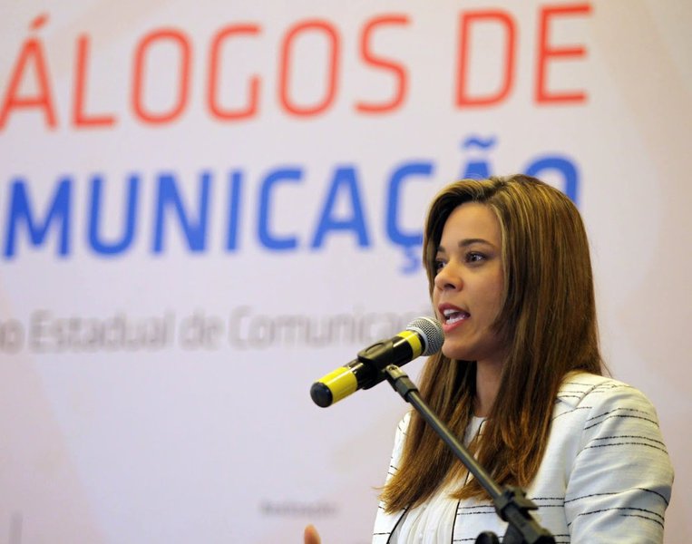 Aproximadamente 30% dos prefeitos baianos devem fechar o ano com déficit e sem conseguir pagar o 13° salário dos servidores de suas respectivas cidades; segundo a presidente da União dos Municípios da Bahia, Maria Quitéria, a situação é a realidade de grande parte das cidades nordestinas; "É uma situação dos estados do Nordeste, não é só da Bahia. 74% dos municípios do Nordeste estão com dívidas junto aos seus fornecedores. Na região Nordeste, 99,5% dos municípios dizem ter sentido os efeitos da crise instalada no país, e destes 81,4% sentiram o impacto na área da educação, e 84,9% disseram sofrer na área da saúde. A consequência dessa crise é o atraso no pagamento", diz Quitéria (Foto: Romulo Faro) Aproximadamente 30% dos prefeitos baianos devem fechar o ano com déficit e sem conseguir pagar o 13° salário dos servidores de suas respectivas cidades; segundo a presidente da União dos Municípios da Bahia, Maria Quitéria, a situação é a realidade de grande parte das cidades nordestinas; "É uma situação dos estados do Nordeste, não é só da Bahia. 74% dos municípios do Nordeste estão com dívidas junto aos seus fornecedores. Na região Nordeste, 99,5% dos municípios dizem ter sentido os efeitos da crise instalada no país, e destes 81,4% sentiram o impacto na área da educação, e 84,9% disseram sofrer na área da saúde. A consequência dessa crise é o atraso no pagamento", diz Quitéria