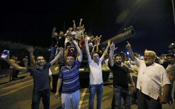 Se Erdogan tinha a maior parte das tropas do seu lado (e ele tinha), por que não mandou suas tropas leais sufocarem o golpe, ao invés de convocar nas redes sociais os civis a fazê-lo? (Foto: Ruben Bauer Naveira) Se Erdogan tinha a maior parte das tropas do seu lado (e ele tinha), por que não mandou suas tropas leais sufocarem o golpe, ao invés de convocar nas redes sociais os civis a fazê-lo?