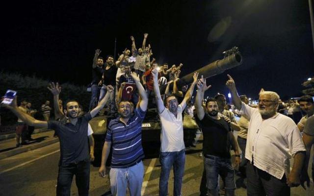 Se Erdogan tinha a maior parte das tropas do seu lado (e ele tinha), por que não mandou suas tropas leais sufocarem o golpe, ao invés de convocar nas redes sociais os civis a fazê-lo? (Foto: Ruben Bauer Naveira) Se Erdogan tinha a maior parte das tropas do seu lado (e ele tinha), por que não mandou suas tropas leais sufocarem o golpe, ao invés de convocar nas redes sociais os civis a fazê-lo?