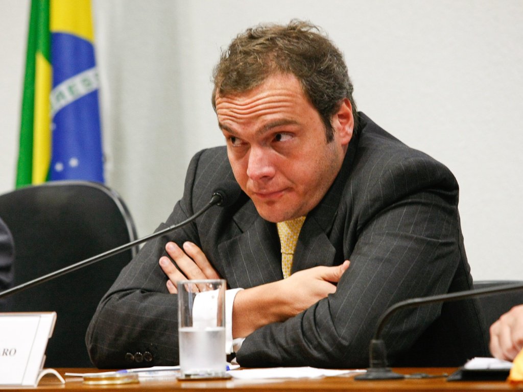 Quando estava no carro da Polícia Federal, sendo levado para uma cela na Superintendência da PF na capital paulista, operador Lúcio Bolonha Funaro, braço direito do presidente afastado da Câmara, Eduardo Cunha (PMDB-RJ), teria dito que quer “colaborar com as investigações”; ele foi preso acusado de fraude em fundo da Caixa; Funaro também dispensou o advogado Antônio Mariz, contrário à delação, e procurou o advogado Antônio Figueiredo Basto, especialista em acordos de colaboração na Lava Jato (Foto: Roberta Namour) Quando estava no carro da Polícia Federal, sendo levado para uma cela na Superintendência da PF na capital paulista, operador Lúcio Bolonha Funaro, braço direito do presidente afastado da Câmara, Eduardo Cunha (PMDB-RJ), teria dito que quer “colaborar com as investigações”; ele foi preso acusado de fraude em fundo da Caixa; Funaro também dispensou o advogado Antônio Mariz, contrário à delação, e procurou o advogado Antônio Figueiredo Basto, especialista em acordos de colaboração na Lava Jato
