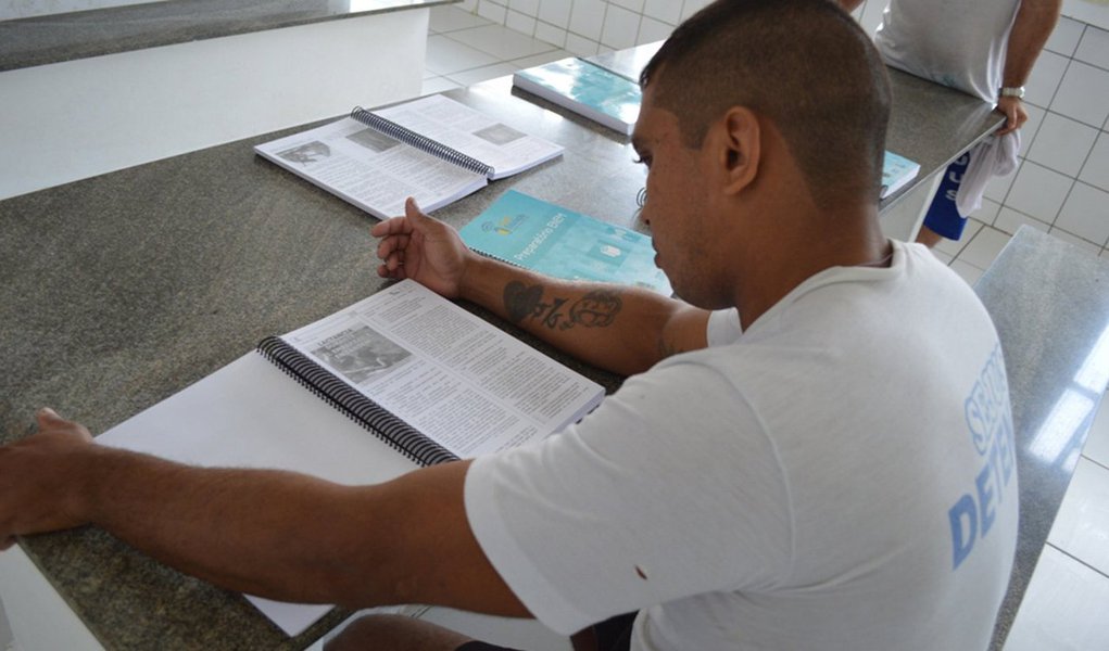 A Secretaria de Justiça do Piauí (Sejus) inscreveu, até o momento, cerca de 400 detentos de 14 estabelecimentos penais do Estado para participarem da edição 2016 do Exame Nacional do Ensino Médio para Pessoas Privadas de Liberdade (Enem PPL); as inscrições para o Exame começaram no dia 3 de outubro; as provas serão aplicadas nos dias 6 e 7 de dezembro, nas próprias unidades prisionais; a meta da Sejus é inscrever, neste ano, 500 detentos para o Enem, mais que o dobro do número de inscritos em 2015 (Foto: Leonardo Lucena) A Secretaria de Justiça do Piauí (Sejus) inscreveu, até o momento, cerca de 400 detentos de 14 estabelecimentos penais do Estado para participarem da edição 2016 do Exame Nacional do Ensino Médio para Pessoas Privadas de Liberdade (Enem PPL); as inscrições para o Exame começaram no dia 3 de outubro; as provas serão aplicadas nos dias 6 e 7 de dezembro, nas próprias unidades prisionais; a meta da Sejus é inscrever, neste ano, 500 detentos para o Enem, mais que o dobro do número de inscritos em 2015