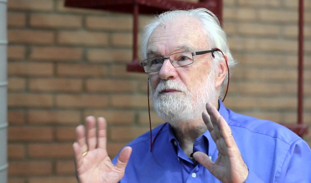Autor do livro 17 Contradições e o Fim do Capitalismo, lançado recentemente no Brasil, David Harvey assume seu desencanto com a ascensão de lideranças como Mauricio Macri, e Michel Temer; ele projeta, porém, vida curta para o capital político da dupla; "Nos dois países, há a ascensão oportunista de uma direita neoliberal que se aproveita de um poder efêmero. Não acredito que Temer e Macri vão permanecer no poder por muito tempo", disse Harvey em entrevista à Carta Capital (Foto: Aquiles Lins) Autor do livro 17 Contradições e o Fim do Capitalismo, lançado recentemente no Brasil, David Harvey assume seu desencanto com a ascensão de lideranças como Mauricio Macri, e Michel Temer; ele projeta, porém, vida curta para o capital político da dupla; "Nos dois países, há a ascensão oportunista de uma direita neoliberal que se aproveita de um poder efêmero. Não acredito que Temer e Macri vão permanecer no poder por muito tempo", disse Harvey em entrevista à Carta Capital