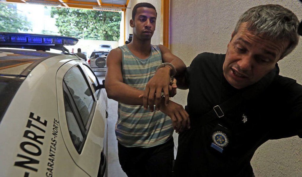 A Justiça do Rio de Janeiro decretou a prisão preventiva de três acusados de participar do estupro coletivo de uma adolescente de 16 anos, na comunidade da Barão, na zona oeste da cidade; Raí de Souza, Raphael Assis Duarte Belo e Moisés Camilo Lucena tiveram a prisão decretada pela 2ª Vara Criminal Regional de Jacarepaguá; eles são acusados do crime de estupro de vulnerável; Raí de Souza e Raphael Belo também respondem pelo crime de filmar cena pornográfica envolvendo adolescente; Raí ainda é acusado de divulgar essas imagens (Foto: Leonardo Lucena) A Justiça do Rio de Janeiro decretou a prisão preventiva de três acusados de participar do estupro coletivo de uma adolescente de 16 anos, na comunidade da Barão, na zona oeste da cidade; Raí de Souza, Raphael Assis Duarte Belo e Moisés Camilo Lucena tiveram a prisão decretada pela 2ª Vara Criminal Regional de Jacarepaguá; eles são acusados do crime de estupro de vulnerável; Raí de Souza e Raphael Belo também respondem pelo crime de filmar cena pornográfica envolvendo adolescente; Raí ainda é acusado de divulgar essas imagens