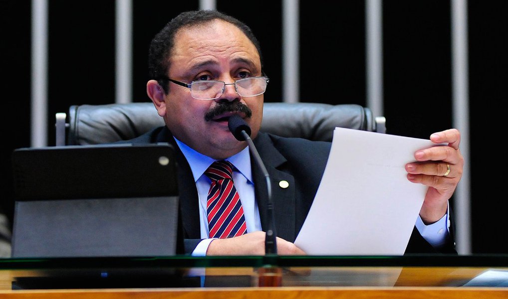 Pedido de expulsão do partido é motivado pela decisão do presidente interino da Câmara de anular a sessão que aprovou o processo de impeachment da presidente Dilma Rousseff em abril desse ano; os dirigentes do PP também ficaram contrariados com o voto de Maranhão contra o afastamento de Dilma, mesmo com o partido tendo fechado questão a favor do impeachment (Foto: Gisele Federicce) Pedido de expulsão do partido é motivado pela decisão do presidente interino da Câmara de anular a sessão que aprovou o processo de impeachment da presidente Dilma Rousseff em abril desse ano; os dirigentes do PP também ficaram contrariados com o voto de Maranhão contra o afastamento de Dilma, mesmo com o partido tendo fechado questão a favor do impeachment