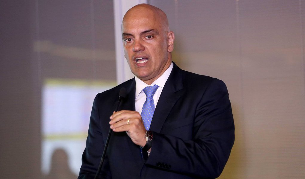 O ministro da Justiça e Cidadania, Alexandre de Moraes, negou que Chaer Kalaoun, o homem preso ontem por suspeita de ligações com terrorismo em Nova Iguaçu, no Rio de Janeiro, tenha ligação com o grupo detido há uma semana durante a Operação Hashtag; a declaração do ministro foi confirmada pela Polícia Federal, que informou que Kalaoun tem "histórico de detenção por porte ilegal de arma" (Foto: Leonardo Lucena) O ministro da Justiça e Cidadania, Alexandre de Moraes, negou que Chaer Kalaoun, o homem preso ontem por suspeita de ligações com terrorismo em Nova Iguaçu, no Rio de Janeiro, tenha ligação com o grupo detido há uma semana durante a Operação Hashtag; a declaração do ministro foi confirmada pela Polícia Federal, que informou que Kalaoun tem "histórico de detenção por porte ilegal de arma"