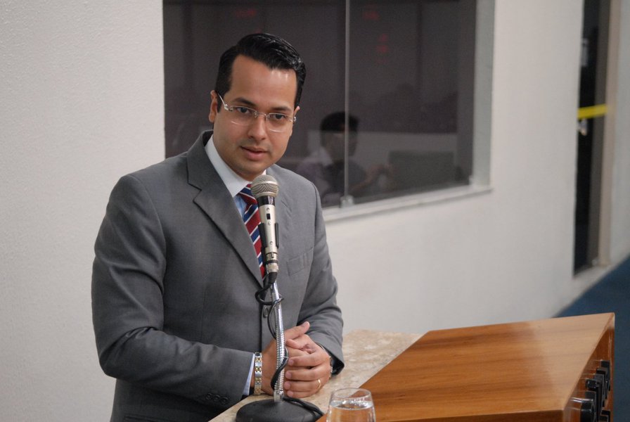 O deputado federal Vitor Valim (PMDB) não esconde sua insatisfação com o fato de ver seu nome preterido pelo partido na disputa pela Prefeitura de Fortaleza. A amigos próximos e correligionários, ele vem dizendo que jogou a toalha e que deseja ficar longe dos palanques este ano, exercendo apenas o papel de eleitor (Foto: Rodrigo Rocha) O deputado federal Vitor Valim (PMDB) não esconde sua insatisfação com o fato de ver seu nome preterido pelo partido na disputa pela Prefeitura de Fortaleza. A amigos próximos e correligionários, ele vem dizendo que jogou a toalha e que deseja ficar longe dos palanques este ano, exercendo apenas o papel de eleitor