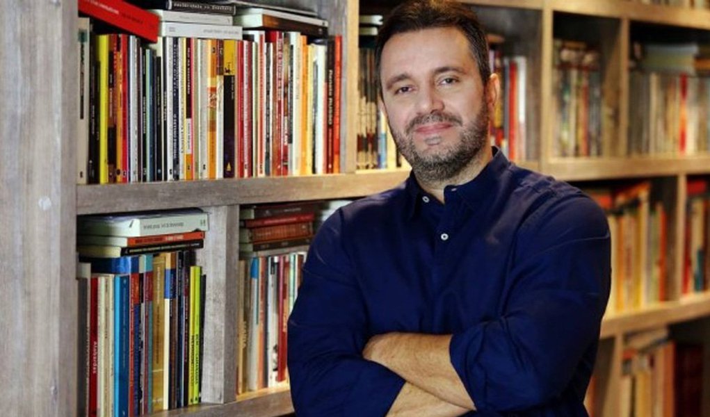 Jornalista e escritor Felipe Pena, da GloboNews, publicou relato sobre a pressão que tem sofrido, até mesmo de amigos e colegas de trabalho, para parar de "denunciar o golpe" do impeachment nas redes sociais; entre os argumentos utilizados no pedido, o de que ele pode ficar sem emprego se continuar nadando contra a corrente; "A ameaça de exclusão alimenta a espiral do silêncio. Ela é o vetor totalitário que perpassa a construção de um falso consenso e constrói a ponte para o passado. Ela é o terror das vozes dissonantes. Ela é o atraso", afirma
(Foto: Aquiles Lins) Jornalista e escritor Felipe Pena, da GloboNews, publicou relato sobre a pressão que tem sofrido, até mesmo de amigos e colegas de trabalho, para parar de "denunciar o golpe" do impeachment nas redes sociais; entre os argumentos utilizados no pedido, o de que ele pode ficar sem emprego se continuar nadando contra a corrente; "A ameaça de exclusão alimenta a espiral do silêncio. Ela é o vetor totalitário que perpassa a construção de um falso consenso e constrói a ponte para o passado. Ela é o terror das vozes dissonantes. Ela é o atraso", afirma