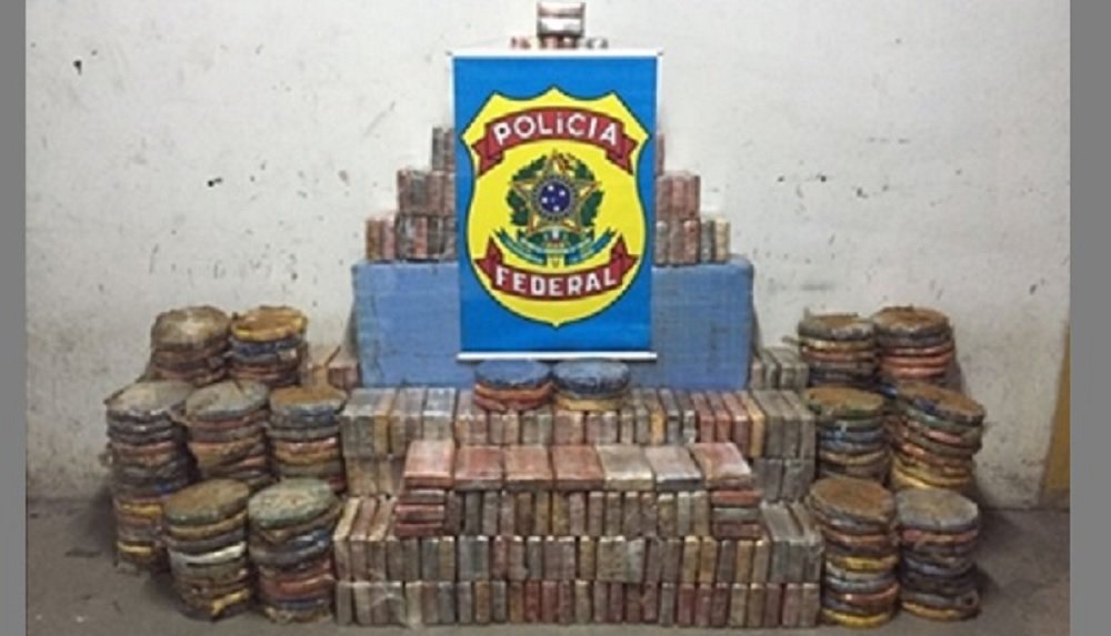 A Polícia Federal anunciou nesta sexta-feira a maior apreensão de cocaína já feita na Bahia; apreensão de aproximadamente 810 quilos de cocaína ocorreu em Lauro de Freitas, na região metropolitana de Salvador, na tarde de ontem (6); três pessoas foram presas; ao investigar a quadrilha, a polícia descobriu um galpão, em Lauro de Freitas, usado para armazenar drogas; a abordagem na quinta-feira foi feita no local, no momento em que chegava um caminhão carregado com cerca de 600 quilos de cocaína escondidos em um compartimento embaixo da carroceria; segundo a PF, o restante da droga estava no galpão, dentro de uma caixa d'água (Foto: Romulo Faro) A Polícia Federal anunciou nesta sexta-feira a maior apreensão de cocaína já feita na Bahia; apreensão de aproximadamente 810 quilos de cocaína ocorreu em Lauro de Freitas, na região metropolitana de Salvador, na tarde de ontem (6); três pessoas foram presas; ao investigar a quadrilha, a polícia descobriu um galpão, em Lauro de Freitas, usado para armazenar drogas; a abordagem na quinta-feira foi feita no local, no momento em que chegava um caminhão carregado com cerca de 600 quilos de cocaína escondidos em um compartimento embaixo da carroceria; segundo a PF, o restante da droga estava no galpão, dentro de uma caixa d'água