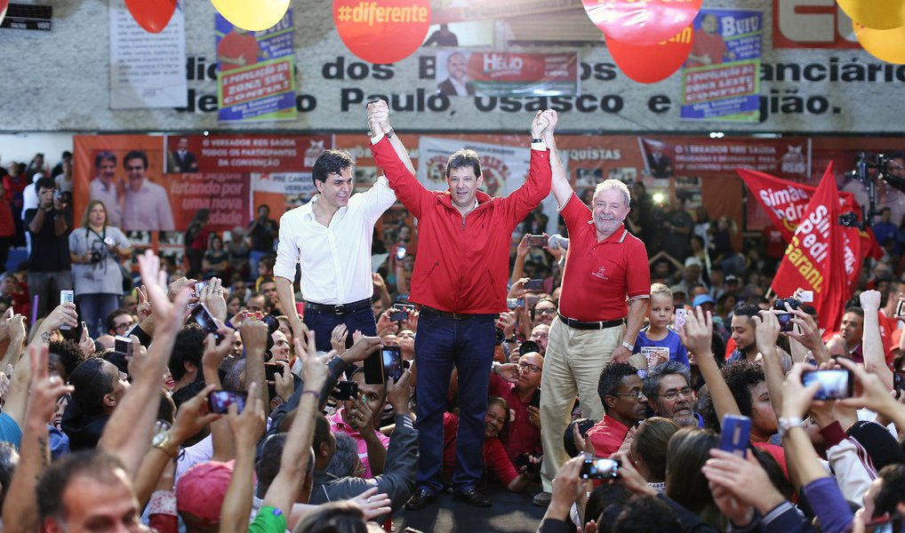 Editoral de Saul Leblon, na Carta Maior, repercute declaração do ex-presidente Lula na convenção do PT de São Paulo, que confirmou a candidatura do prefeito Fernando Haddad à reeleição, sobre a importância de se investir em comunicação; "O prefeito Fernando Haddad cortou em 50% os gastos com a divulgação do seu governo nos quatro anos em que dirigiu a prefeitura da maior cidade do país. Foi repreendido por Lula", relata o texto; "A advertência de Lula aborda, indiretamente, aquele que é o maior obstáculo à superação da encruzilhada brasileira atual. A inexistência real de espaço de comunicação para se debater e escrutinar as bases de um novo ciclo de desenvolvimento. Não é propriamente uma novidade na vida do país", reforça Carta Maior (Foto: Valter Lima) Editoral de Saul Leblon, na Carta Maior, repercute declaração do ex-presidente Lula na convenção do PT de São Paulo, que confirmou a candidatura do prefeito Fernando Haddad à reeleição, sobre a importância de se investir em comunicação; "O prefeito Fernando Haddad cortou em 50% os gastos com a divulgação do seu governo nos quatro anos em que dirigiu a prefeitura da maior cidade do país. Foi repreendido por Lula", relata o texto; "A advertência de Lula aborda, indiretamente, aquele que é o maior obstáculo à superação da encruzilhada brasileira atual. A inexistência real de espaço de comunicação para se debater e escrutinar as bases de um novo ciclo de desenvolvimento. Não é propriamente uma novidade na vida do país", reforça Carta Maior
