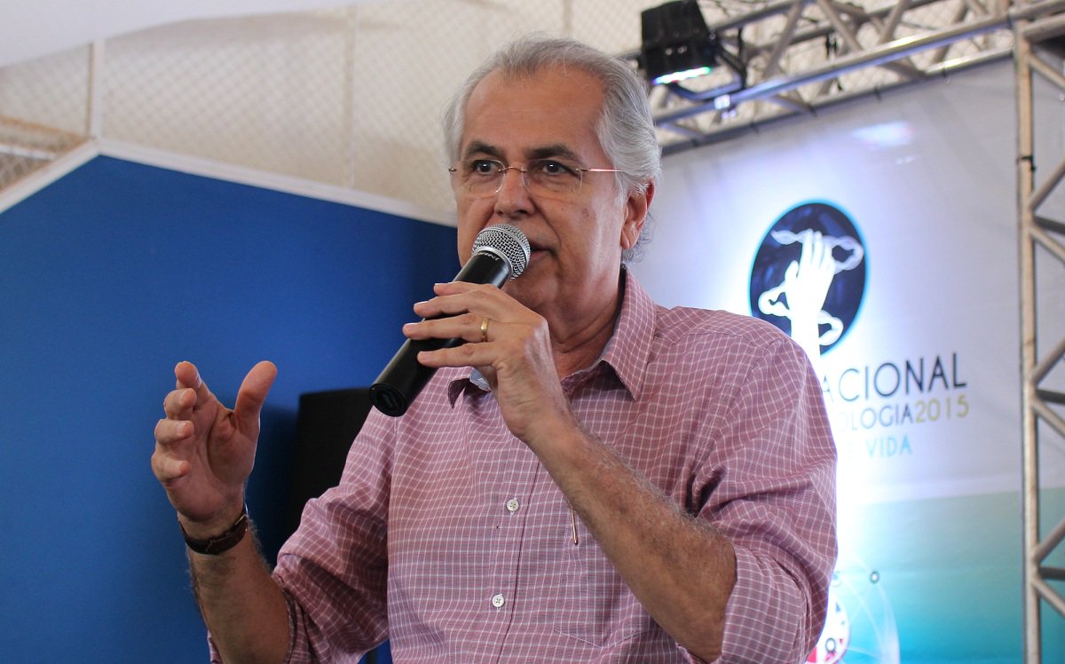 A Justiça Federal acatou pedido cautelar (em caráter liminar) apresentado por um grupo de vereadores para suspender os contratos da empresa kayros Construções Ltda. ME. com a prefeitura de Luís Eduardo Magalhães por suspeita de fraude em licitação para 'reforma e adequação' da Policlínica do município, que é governado por Humberto Santa Cruz (foto); de acordo com a medida, automaticamente a Hiamina, empresa responsável pela iluminação pública da cidade, estará por tempo indeterminado impedida de prestar os serviços, por ter associação com a Kayros, que tinha como sócio majoritário o ex-secretário de Saúde Werther Brandão, pré-candidato a prefeito (Foto: Romulo Faro) A Justiça Federal acatou pedido cautelar (em caráter liminar) apresentado por um grupo de vereadores para suspender os contratos da empresa kayros Construções Ltda. ME. com a prefeitura de Luís Eduardo Magalhães por suspeita de fraude em licitação para 'reforma e adequação' da Policlínica do município, que é governado por Humberto Santa Cruz (foto); de acordo com a medida, automaticamente a Hiamina, empresa responsável pela iluminação pública da cidade, estará por tempo indeterminado impedida de prestar os serviços, por ter associação com a Kayros, que tinha como sócio majoritário o ex-secretário de Saúde Werther Brandão, pré-candidato a prefeito