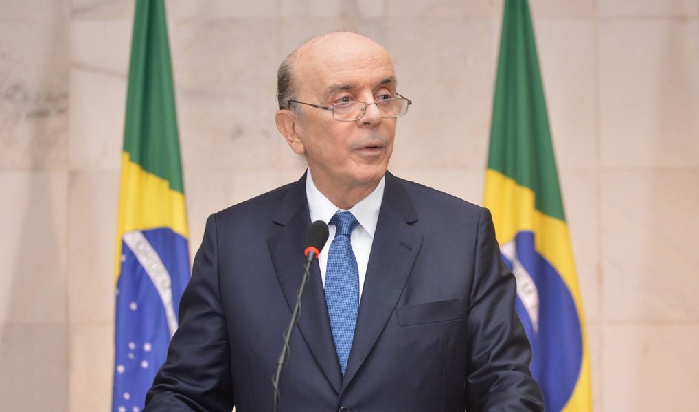 O jornalista Fernando Brito, do Tijolaço, comenta a posição do ministro das Relações Exteriores do Brasil, José Serra, no caso da saída do Reino Unido da União Europeia; "Até agora, na contramão deste sentimento só tínhamos as “mulas” da extrema-direita: Donald Trump, Marine Le Pen e congêneres. Ganharam agora uma minúscula mas tropical companhia: José Serra. Com uma sensibilidade paquidérmica, o chanceler brasileiro acaba de dizer que a ‘saída de britânicos da União Europeia pode aproximar Brasil de Reino Unido’", comenta Brito (Foto: Valter Lima) O jornalista Fernando Brito, do Tijolaço, comenta a posição do ministro das Relações Exteriores do Brasil, José Serra, no caso da saída do Reino Unido da União Europeia; "Até agora, na contramão deste sentimento só tínhamos as “mulas” da extrema-direita: Donald Trump, Marine Le Pen e congêneres. Ganharam agora uma minúscula mas tropical companhia: José Serra. Com uma sensibilidade paquidérmica, o chanceler brasileiro acaba de dizer que a ‘saída de britânicos da União Europeia pode aproximar Brasil de Reino Unido’", comenta Brito