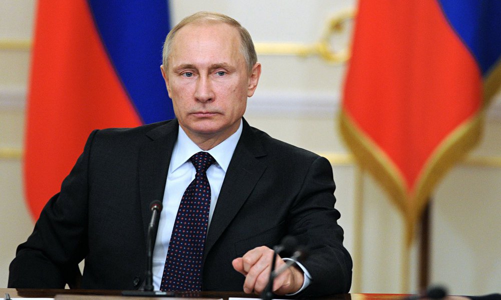 O objetivo da Rússia na Síria é evitar uma repetição do cenário atual no Iraque e na Líbia, segundo afirmou nesta quarta-feira o presidente russo, Vladimir Putin, em entrevista ao canal francês TF-1; o líder russo ressaltou que antes da derrubada dos governos da Líbia e do Iraque, estes países não ofereciam ameaças terroristas para o mundo, apesar de não serem "exemplos de democracia"; "A ameaça a Paris, à Costa Azul da França, à Bélgica, à Rússia e aos EUA não vinha destes territórios e agora eles são uma fonte de ameaça terrorista. Nosso objetivo é não permitir que o mesmo aconteça no território da Síria", disse Putin (Foto: Romulo Faro) O objetivo da Rússia na Síria é evitar uma repetição do cenário atual no Iraque e na Líbia, segundo afirmou nesta quarta-feira o presidente russo, Vladimir Putin, em entrevista ao canal francês TF-1; o líder russo ressaltou que antes da derrubada dos governos da Líbia e do Iraque, estes países não ofereciam ameaças terroristas para o mundo, apesar de não serem "exemplos de democracia"; "A ameaça a Paris, à Costa Azul da França, à Bélgica, à Rússia e aos EUA não vinha destes territórios e agora eles são uma fonte de ameaça terrorista. Nosso objetivo é não permitir que o mesmo aconteça no território da Síria", disse Putin