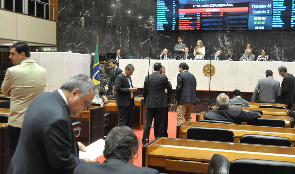 A Assembleia Legislativa (AL-MG) aprovou o relatório da Comissão Extraordinária das Barragens; o documento propõe mudanças na lei que regulamenta esse tipo de obra e tenta captar mais recursos para o trabalho de fiscalização; depois de sete meses de reuniões e visitas técnicas, a comissão concluiu que o rompimento da barragem de Fundão, em Mariana, poderia ter sido evitado; entras as recomendações e mudanças propostas pelo documento, está um projeto de lei (PL) que proíbe a instalação de barragens pelo método de alteamento a montante, considerado o menos seguro por especialistas; também está proibida qualquer barragem em um raio de dez quilômetros de povoamentos ou de mananciais de água (Foto: Leonardo Lucena) A Assembleia Legislativa (AL-MG) aprovou o relatório da Comissão Extraordinária das Barragens; o documento propõe mudanças na lei que regulamenta esse tipo de obra e tenta captar mais recursos para o trabalho de fiscalização; depois de sete meses de reuniões e visitas técnicas, a comissão concluiu que o rompimento da barragem de Fundão, em Mariana, poderia ter sido evitado; entras as recomendações e mudanças propostas pelo documento, está um projeto de lei (PL) que proíbe a instalação de barragens pelo método de alteamento a montante, considerado o menos seguro por especialistas; também está proibida qualquer barragem em um raio de dez quilômetros de povoamentos ou de mananciais de água