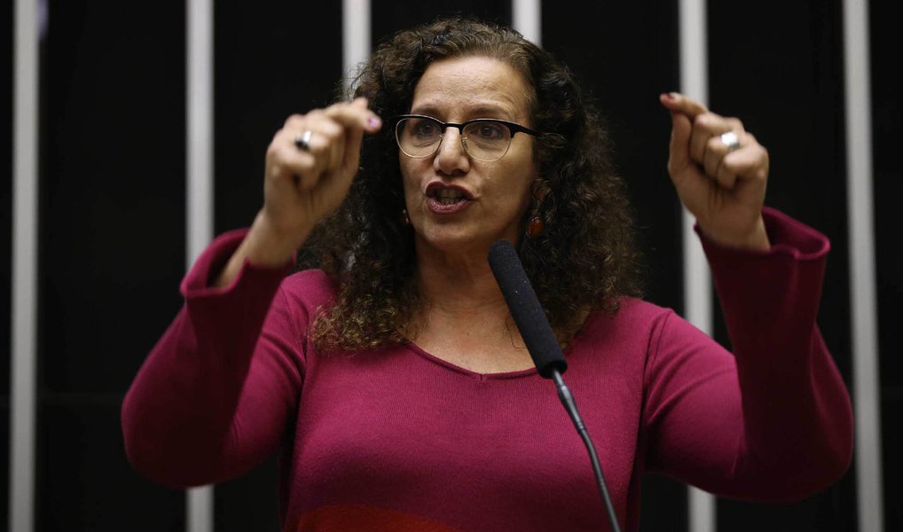 A deputada federal Jandira Feghali (PC do B/RJ) emitiu nota nesta quarta-feira (15), na qual rebate afirmações feitas por Sérgio Machado em sua delação; "Todas as doações recebidas em minhas campanhas eleitorais foram lícitas, registradas e aprovadas pela Justiça Eleitoral. Nunca conheci ou participei de qualquer conduta, ou esquema criminoso envolvendo a Transpetro e jamais aceitaria doações se pudesse supor serem de origem ilícita. Repudio a tentativa de criminalizar as doações feitas segundo as leis à época vigentes, portanto legais e públicas e qualquer tentativa de vincular meu nome ao recebimento de propina", disse; ela anunciou que irá processá-lo por calúnia e difamação (Foto: Valter Lima) A deputada federal Jandira Feghali (PC do B/RJ) emitiu nota nesta quarta-feira (15), na qual rebate afirmações feitas por Sérgio Machado em sua delação; "Todas as doações recebidas em minhas campanhas eleitorais foram lícitas, registradas e aprovadas pela Justiça Eleitoral. Nunca conheci ou participei de qualquer conduta, ou esquema criminoso envolvendo a Transpetro e jamais aceitaria doações se pudesse supor serem de origem ilícita. Repudio a tentativa de criminalizar as doações feitas segundo as leis à época vigentes, portanto legais e públicas e qualquer tentativa de vincular meu nome ao recebimento de propina", disse; ela anunciou que irá processá-lo por calúnia e difamação