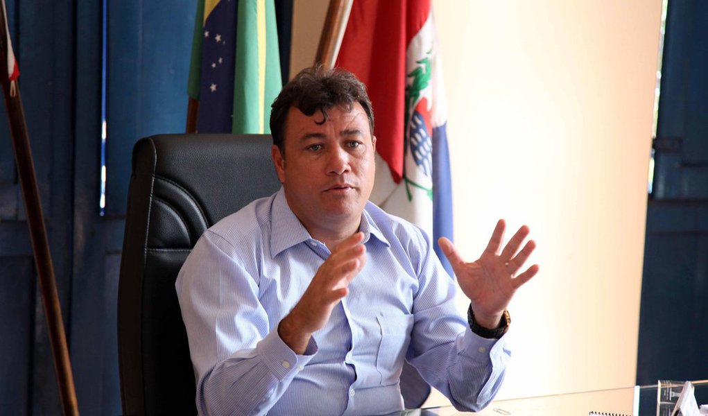 A Justiça Federal afastou o prefeito de Marechal Deodoro, Cristiano Matheus (PMDB), acusado de cometer irregularidades que causaram prejuízos aos cofres públicos; pedido foi feito pelo Núcleo de Combate à Corrupção do Ministério Público Federal de Alagoas (MPF/AL); outras 21 pessoas - vereadores, secretários municipais e servidores públicos - também são suspeitos de integrar o esquema criminoso; além do afastamento, os procuradores também pedem o bloqueio dos bens de todos os envolvidos e o ressarcimento de R$ 102 milhões aos cofres públicos (Foto: Voney Malta) A Justiça Federal afastou o prefeito de Marechal Deodoro, Cristiano Matheus (PMDB), acusado de cometer irregularidades que causaram prejuízos aos cofres públicos; pedido foi feito pelo Núcleo de Combate à Corrupção do Ministério Público Federal de Alagoas (MPF/AL); outras 21 pessoas - vereadores, secretários municipais e servidores públicos - também são suspeitos de integrar o esquema criminoso; além do afastamento, os procuradores também pedem o bloqueio dos bens de todos os envolvidos e o ressarcimento de R$ 102 milhões aos cofres públicos