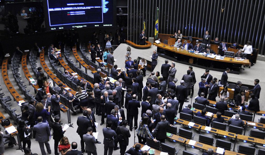 "A maioria da Câmara, que há menos de um ano, votava em massa as 'pautas-bomba', criando despesas a granel, agora vota o corte mais drástico no Orçamento Público", lembra Fernando Brito, editor do Tijolaço; "Certamente condenável, nenhuma selvageria é maior do que aquela que pessoas esclarecidas e com responsabilidade institucional fazem. Em pouco tempo, infelizmente, iremos para o confronto de rua" (Foto: Leonardo Attuch) "A maioria da Câmara, que há menos de um ano, votava em massa as 'pautas-bomba', criando despesas a granel, agora vota o corte mais drástico no Orçamento Público", lembra Fernando Brito, editor do Tijolaço; "Certamente condenável, nenhuma selvageria é maior do que aquela que pessoas esclarecidas e com responsabilidade institucional fazem. Em pouco tempo, infelizmente, iremos para o confronto de rua"